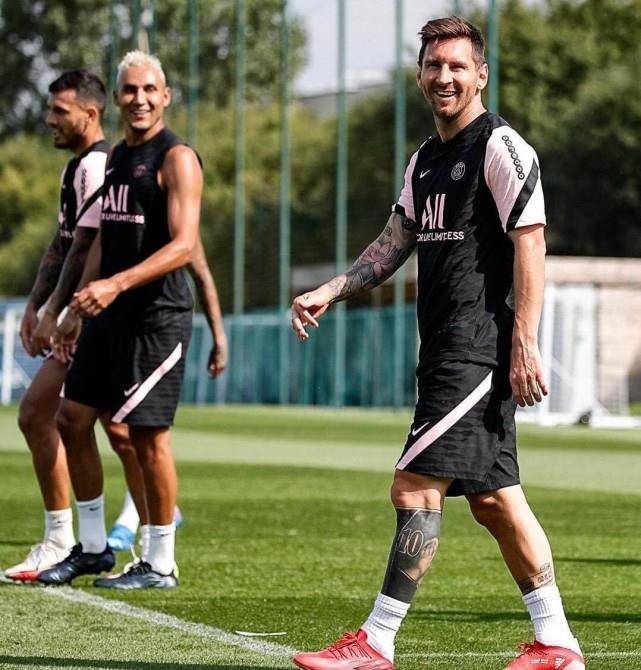 通过社交媒 通过社交媒